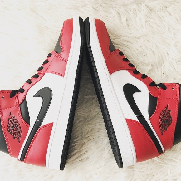 NIKE AIR JORDAN 1 MID ‘CHICAGO BLACK TOE’ SNEAKERS - Picture 3 of 15